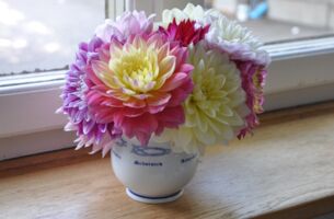 Ein kleines Büro-Bouquet mit verschidenen Rosa-Schattierungen
